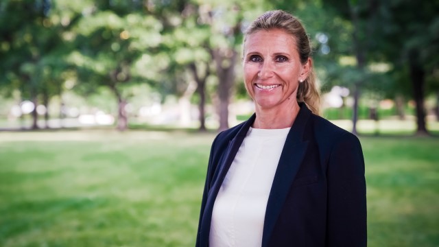 Pensjonseksperten i Nordea, Liven Sandell, i parken